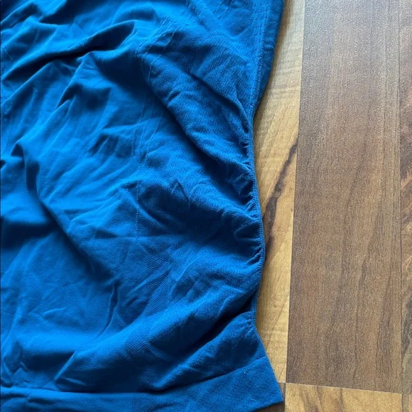 Athleta Woman’s Size M Deep Blue Racerback Athletic Tank - Picture 5 of 8